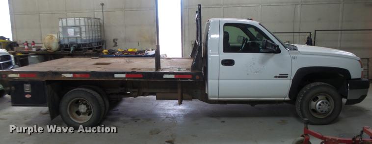 image for item DB1900 2007 Chevrolet Silverado 3500HD flatbed pickup truck