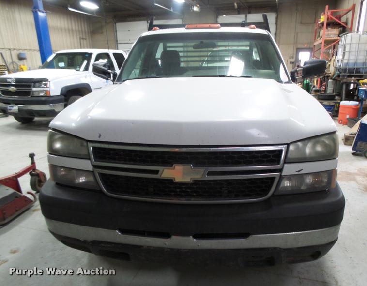 image for item DB1900 2007 Chevrolet Silverado 3500HD flatbed pickup truck