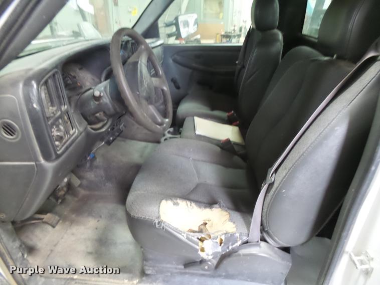 image for item DB1900 2007 Chevrolet Silverado 3500HD flatbed pickup truck