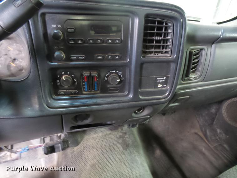 image for item DB1900 2007 Chevrolet Silverado 3500HD flatbed pickup truck