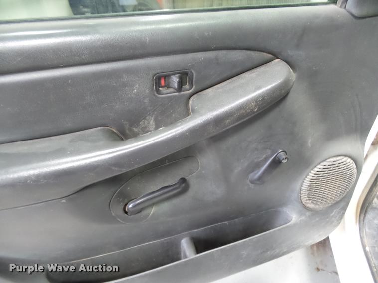 image for item DB1900 2007 Chevrolet Silverado 3500HD flatbed pickup truck