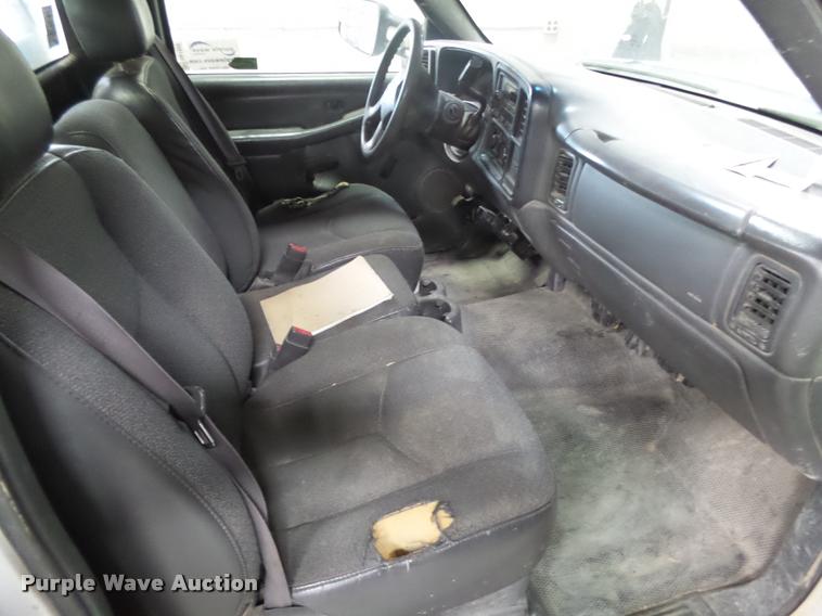 image for item DB1900 2007 Chevrolet Silverado 3500HD flatbed pickup truck