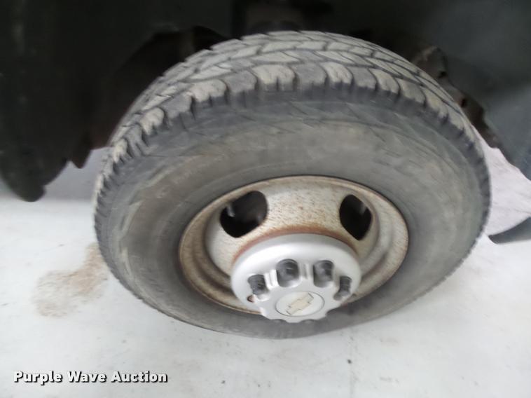 image for item DB1900 2007 Chevrolet Silverado 3500HD flatbed pickup truck