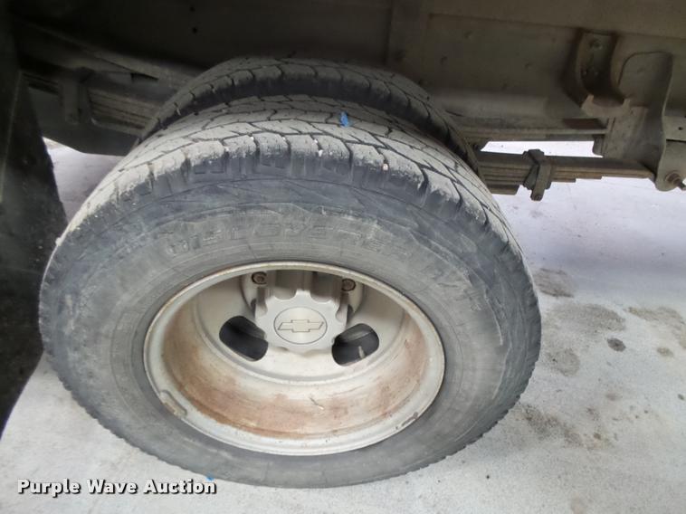 image for item DB1900 2007 Chevrolet Silverado 3500HD flatbed pickup truck