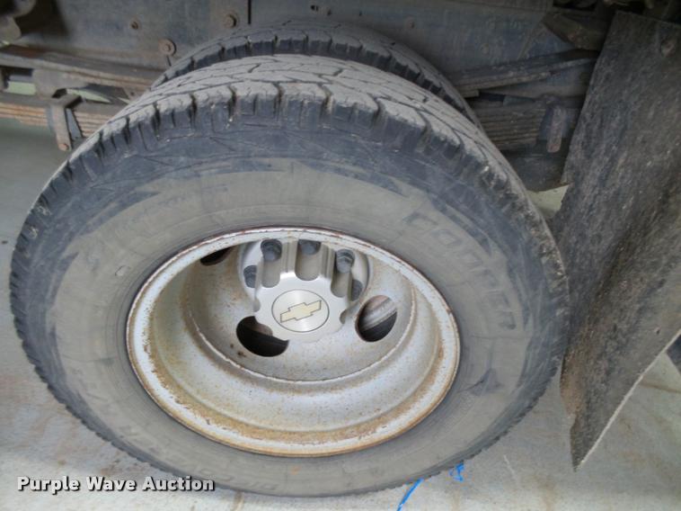 image for item DB1900 2007 Chevrolet Silverado 3500HD flatbed pickup truck