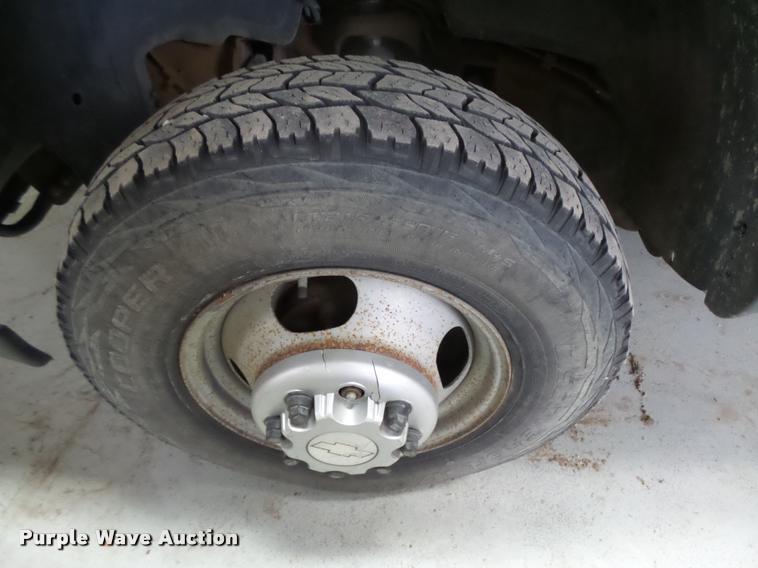 image for item DB1900 2007 Chevrolet Silverado 3500HD flatbed pickup truck