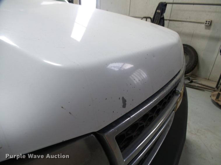 image for item DB1900 2007 Chevrolet Silverado 3500HD flatbed pickup truck