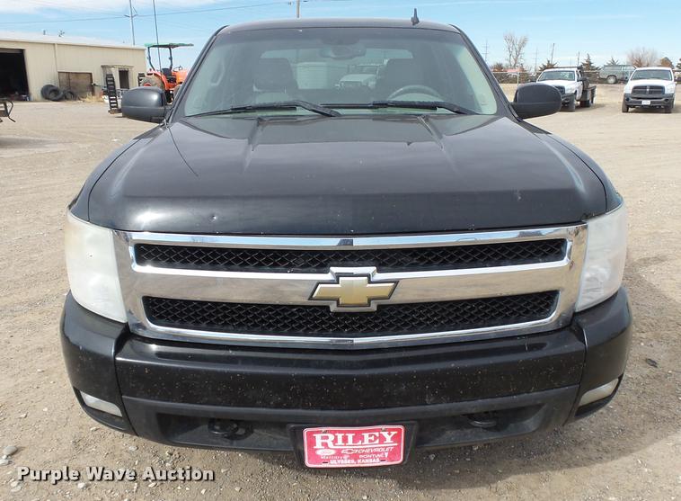 image for item DB1902 2007 Chevrolet Silverado 1500 Z71 Crew Cab pickup truck