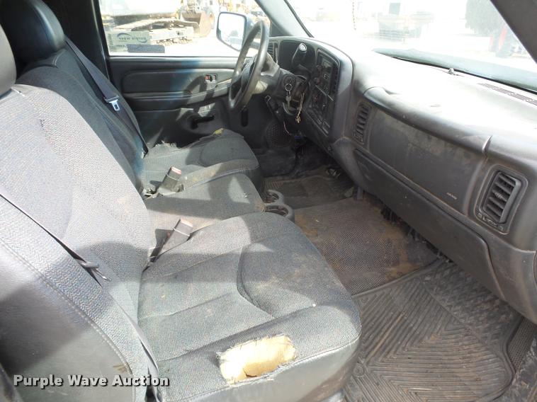 image for item DB1904 2006 Chevrolet Silverado 3500 flatbed pickup truck