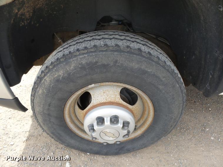 image for item DB1904 2006 Chevrolet Silverado 3500 flatbed pickup truck