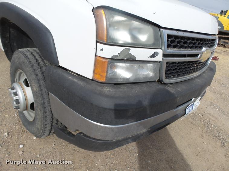 image for item DB1904 2006 Chevrolet Silverado 3500 flatbed pickup truck