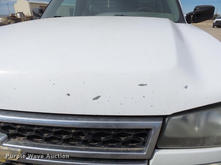 image for item DB1904 2006 Chevrolet Silverado 3500 flatbed pickup truck