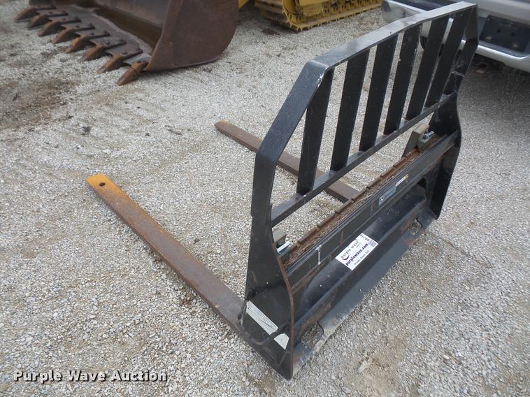 John Deere Worksite Pro skid steer pallet forks in Alma, KS Item