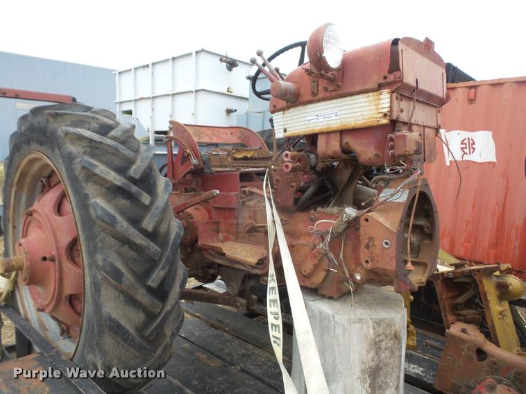 image for item DC9024 International 460 tractor