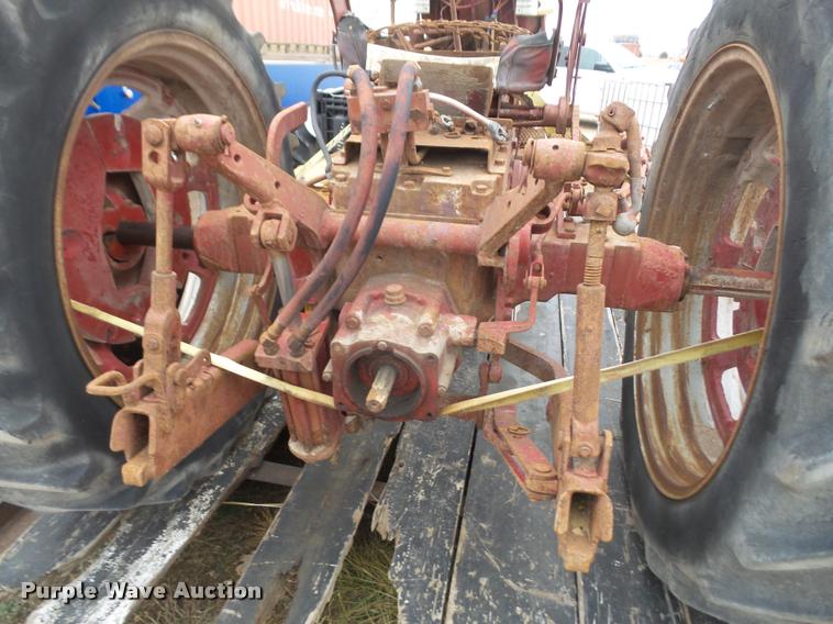 image for item DC9024 International 460 tractor