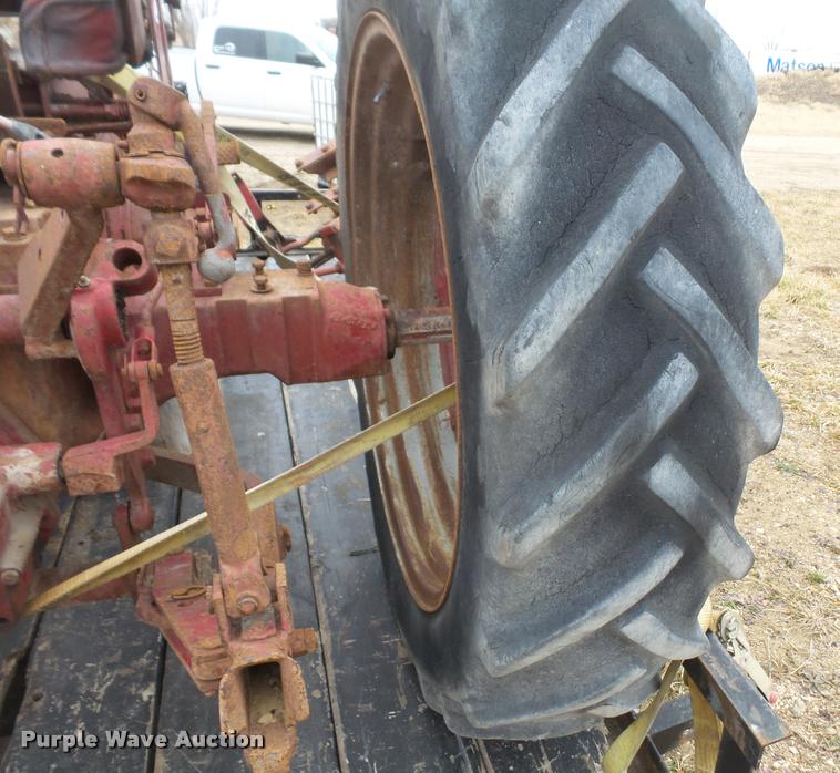 image for item DC9024 International 460 tractor