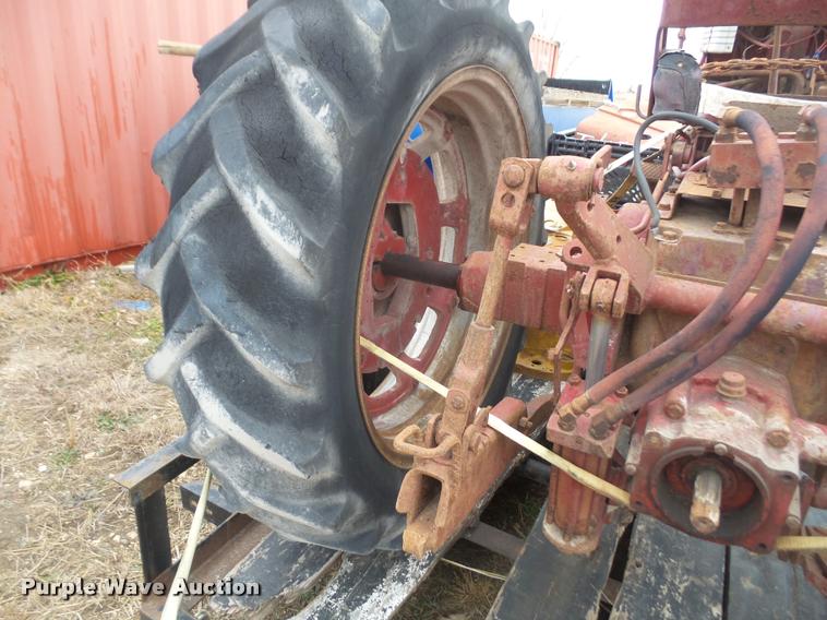 image for item DC9024 International 460 tractor