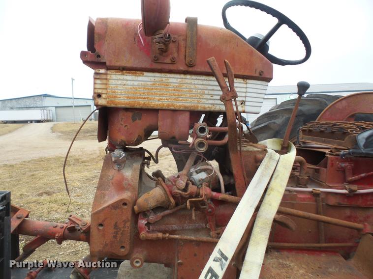 image for item DC9024 International 460 tractor