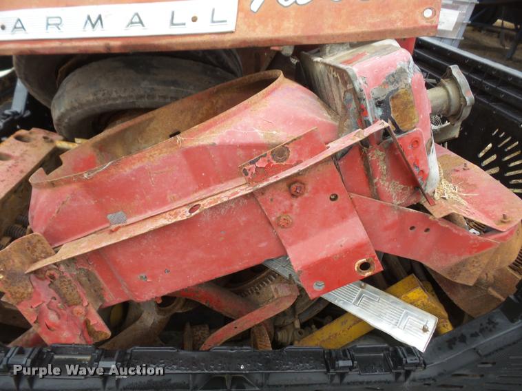image for item DC9024 International 460 tractor