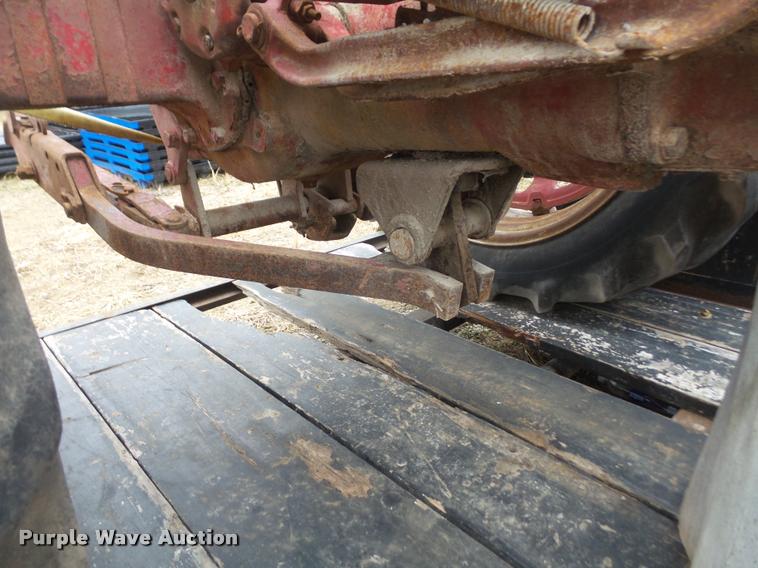 image for item DC9024 International 460 tractor