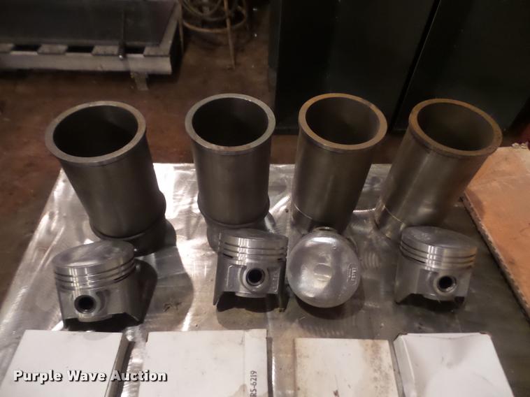 image for item DC9024 International 460 tractor