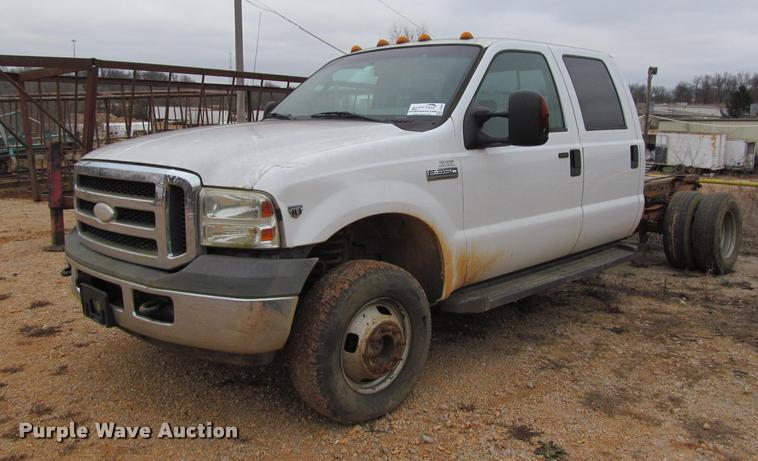 image for item J2648 2006 Ford F350 Super Duty XLT Crew Cab pickup truck cab and chassis