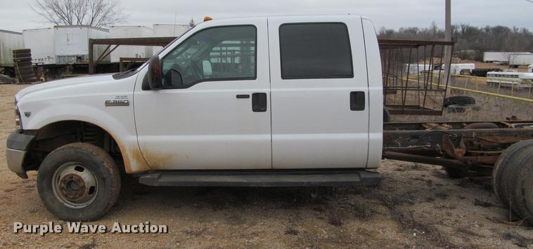 image for item J2648 2006 Ford F350 Super Duty XLT Crew Cab pickup truck cab and chassis