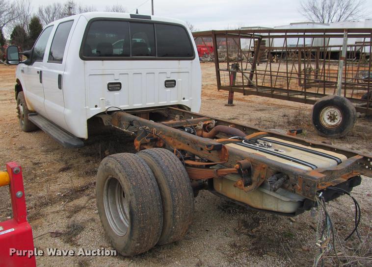 image for item J2648 2006 Ford F350 Super Duty XLT Crew Cab pickup truck cab and chassis