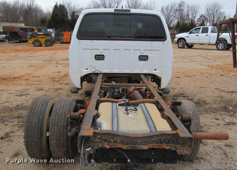 image for item J2648 2006 Ford F350 Super Duty XLT Crew Cab pickup truck cab and chassis