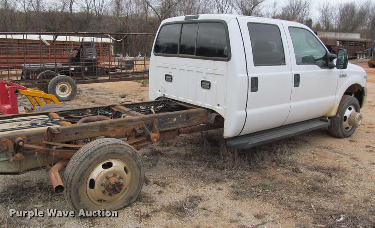 image for item J2648 2006 Ford F350 Super Duty XLT Crew Cab pickup truck cab and chassis
