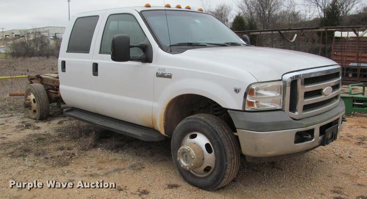 image for item J2648 2006 Ford F350 Super Duty XLT Crew Cab pickup truck cab and chassis