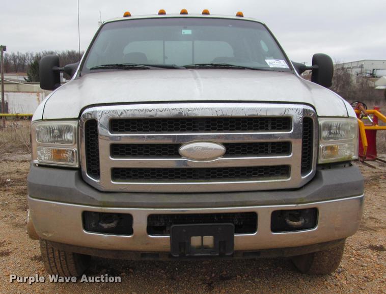 image for item J2648 2006 Ford F350 Super Duty XLT Crew Cab pickup truck cab and chassis
