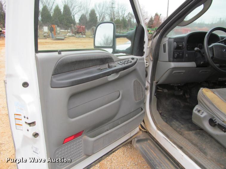 image for item J2648 2006 Ford F350 Super Duty XLT Crew Cab pickup truck cab and chassis