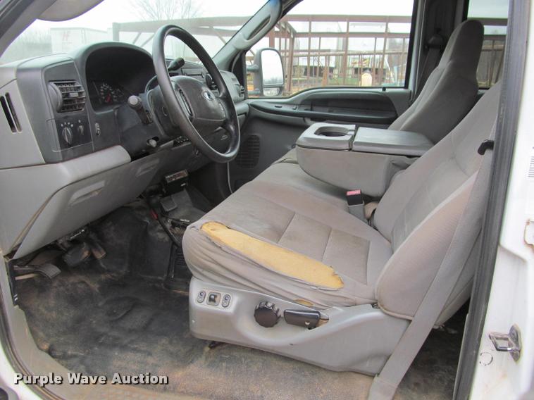 image for item J2648 2006 Ford F350 Super Duty XLT Crew Cab pickup truck cab and chassis