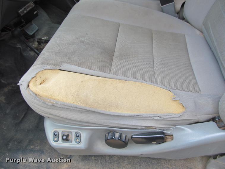 image for item J2648 2006 Ford F350 Super Duty XLT Crew Cab pickup truck cab and chassis