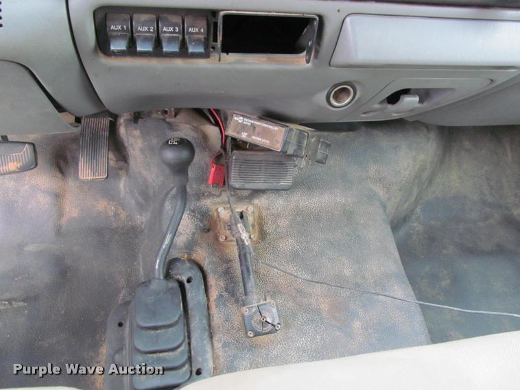 image for item J2648 2006 Ford F350 Super Duty XLT Crew Cab pickup truck cab and chassis