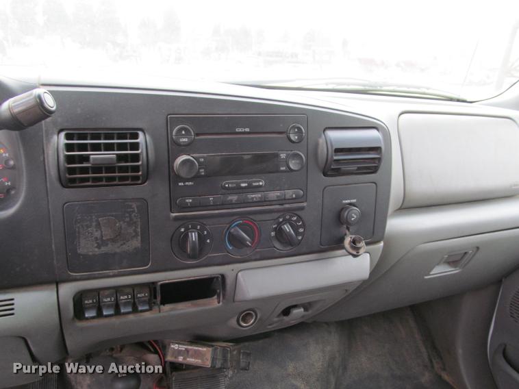 image for item J2648 2006 Ford F350 Super Duty XLT Crew Cab pickup truck cab and chassis