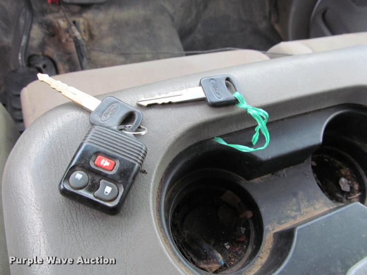 image for item J2648 2006 Ford F350 Super Duty XLT Crew Cab pickup truck cab and chassis