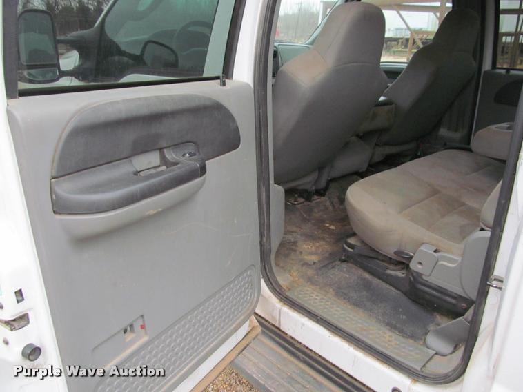 image for item J2648 2006 Ford F350 Super Duty XLT Crew Cab pickup truck cab and chassis