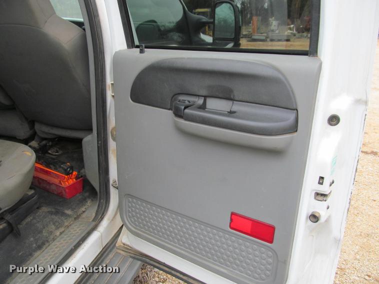 image for item J2648 2006 Ford F350 Super Duty XLT Crew Cab pickup truck cab and chassis