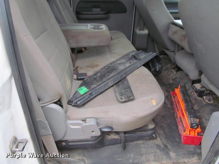 image for item J2648 2006 Ford F350 Super Duty XLT Crew Cab pickup truck cab and chassis