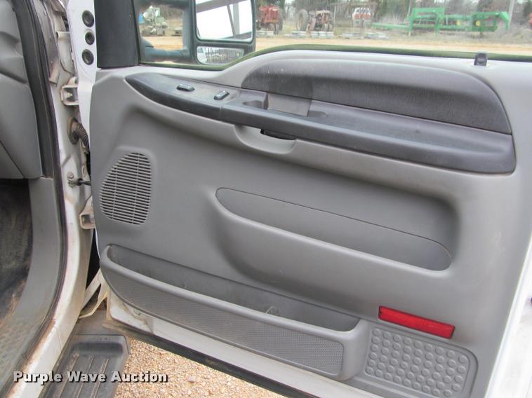 image for item J2648 2006 Ford F350 Super Duty XLT Crew Cab pickup truck cab and chassis