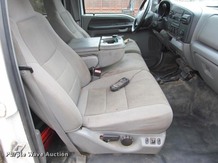 image for item J2648 2006 Ford F350 Super Duty XLT Crew Cab pickup truck cab and chassis