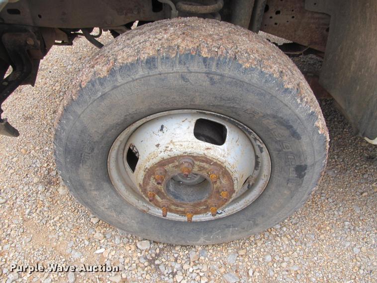 image for item J2648 2006 Ford F350 Super Duty XLT Crew Cab pickup truck cab and chassis