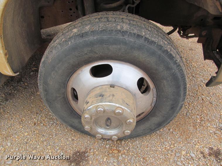 image for item J2648 2006 Ford F350 Super Duty XLT Crew Cab pickup truck cab and chassis