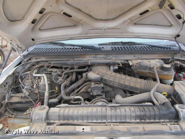 image for item J2648 2006 Ford F350 Super Duty XLT Crew Cab pickup truck cab and chassis