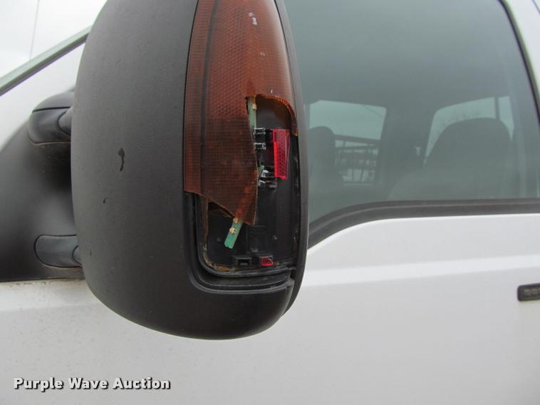 image for item J2648 2006 Ford F350 Super Duty XLT Crew Cab pickup truck cab and chassis