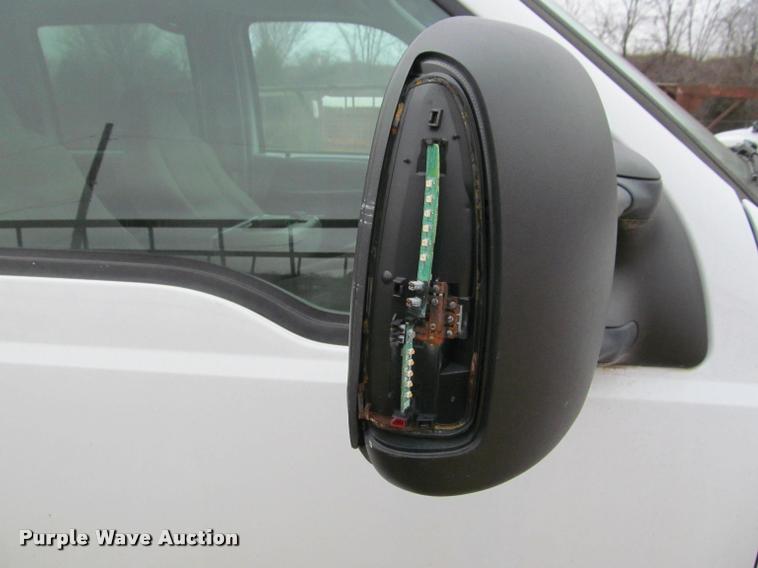 image for item J2648 2006 Ford F350 Super Duty XLT Crew Cab pickup truck cab and chassis