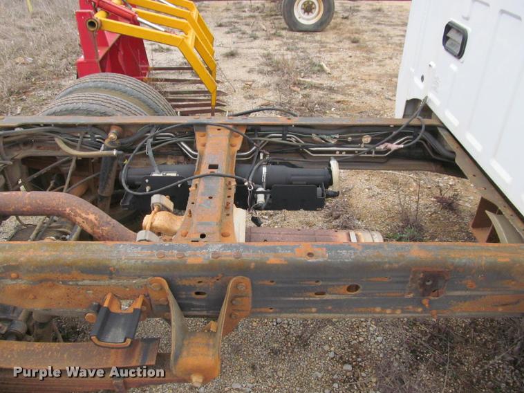 image for item J2648 2006 Ford F350 Super Duty XLT Crew Cab pickup truck cab and chassis