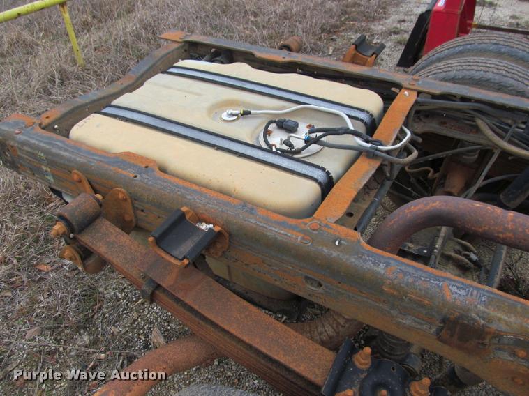 image for item J2648 2006 Ford F350 Super Duty XLT Crew Cab pickup truck cab and chassis